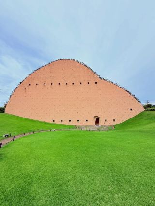 🧱✨ Have you ever seen a museum shaped like a giant clay mountain?