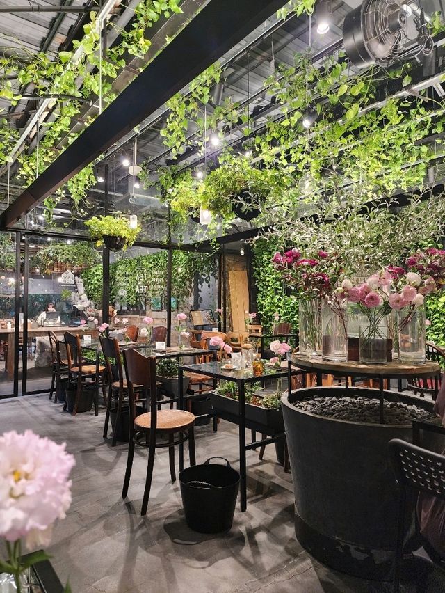 【南青山🇯🇵日本】緑に囲まれたお花屋さんのカフェ🌷