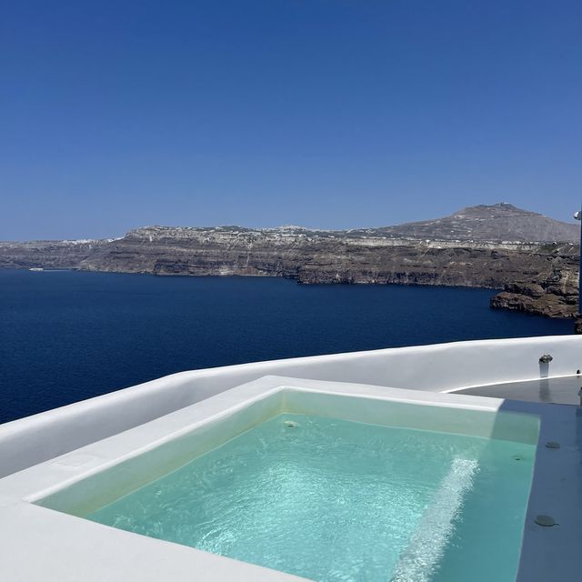 Secluded paradise in Santorini