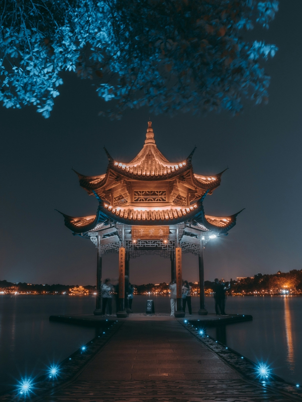 If Shanghai feels a bit too loud, tall, and fast-paced, you can find yourself in a completely different side of China in just an hour.

Hangzhou is one of the most beautiful cities in the country. Instead of a concrete jungle of skyscrapers, you'll find the iconic West Lake, ancient pagodas, lush tea plantations, and a vibe that makes locals flock here for weekend getaways.
⸻

🚄 How to Get There From Shanghai

It's one of the easiest routes in China.

🚄 High-speed train:

· travel time — 45–70 minutes
· departure from Shanghai Hongqiao Railway Station
· arrival at Hangzhou East Railway Station

💰 Tickets usually range from 70 to 100 RMB.

With frequent trains, Hangzhou is perfect even for a day trip.
⸻

🌊 West Lake

The city's main attraction and a UNESCO World Heritage site.

It's not just a lake, but a massive park dotted with islands, bridges, pavilions, and walking trails.

What to see:

📍 Broken Bridge
📍 Su Causeway
📍 Bai Causeway
📍 Three pagodas in the lake
📍 Leifeng Pagoda

The best thing to do here is simply wander around without a strict itinerary.

Entrance to the lake area is free.
⸻

🛶 Boat Ride

One of the most popular ways to experience the lake.

You can:

· take a public boat
· rent a small private boat
· head to the islands in the middle of the lake

It's especially stunning at sunset.
⸻

🏯 Leifeng Pagoda

One of Hangzhou's most iconic landmarks.

The modern pagoda was built on the site of an ancient tower linked to the Legend of the White Snake — one of China's most famous folktales.

At the top, there's an observation deck offering panoramic views of the entire lake.

💰 There is an entrance fee.
⸻

🍃 Longjing Tea Plantations

This is where the famous Longjing (Dragon Well) tea is grown.

The plantations are just a few kilometers from the city center.

What you can do:

· stroll through the tea terraces
· watch the tea harvesting process
· taste fresh Longjing tea
· visit the tea villages

Spring is considered the best time to visit.
⸻

🛍 Hefang Street

A historic pedestrian street with traditional Chinese architecture.

Here they sell:

· tea
· sweets
· souvenirs
· local street food

Yes, it's quite touristy. But the atmosphere is still delightful.
⸻

🌄 Lingyin Temple

One of the most famous Buddhist temples in China.

The complex is nestled among forested hills and looks completely different from modern Chinese megacities.

Nearby, you'll find hundreds of ancient Buddhist rock carvings etched directly into the cliffs.

It's best to set aside at least half a day for this visit.
⸻

⏰ How Much Time You Need

If you're short on time:

✅ 1 day — West Lake + Leifeng Pagoda + Hefang Street

The ideal option:

✅ 2 days — add Lingyin Temple and Longjing Tea Plantations
⸻

🍂 Best Time to Visit

The best seasons:

🌸 March–May
🍁 September–November

Hangzhou gets hot and humid in the summer, and can be quite chilly in the winter.
⸻

💡 Is It Worth Going?

If you've already seen Shanghai and want to understand why the Chinese have praised their landscapes in poetry and paintings for centuries, Hangzhou is one of the best places to do so.

Just an hour by train — and instead of glass skyscrapers, you're greeted by pagodas, tea-covered hills, and a lake widely considered the most beautiful in China.