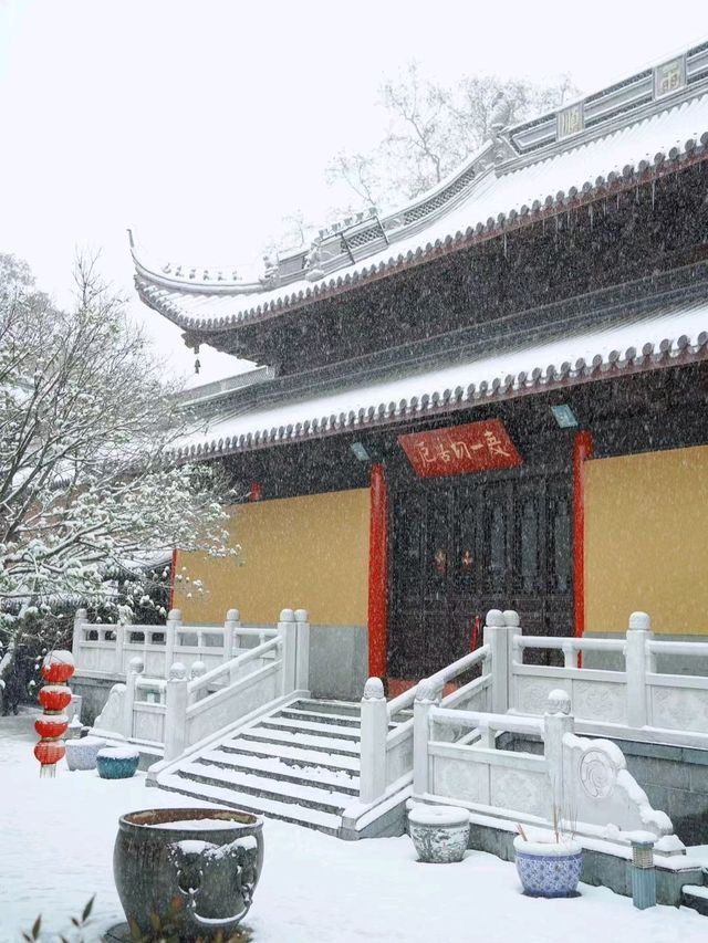 Snowfall in Linggu Temple!
