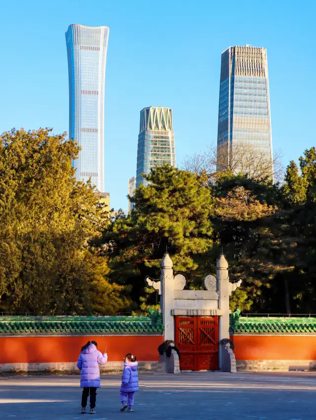Ritan Park in Beijing • CBD and ancient buildings in the same frame