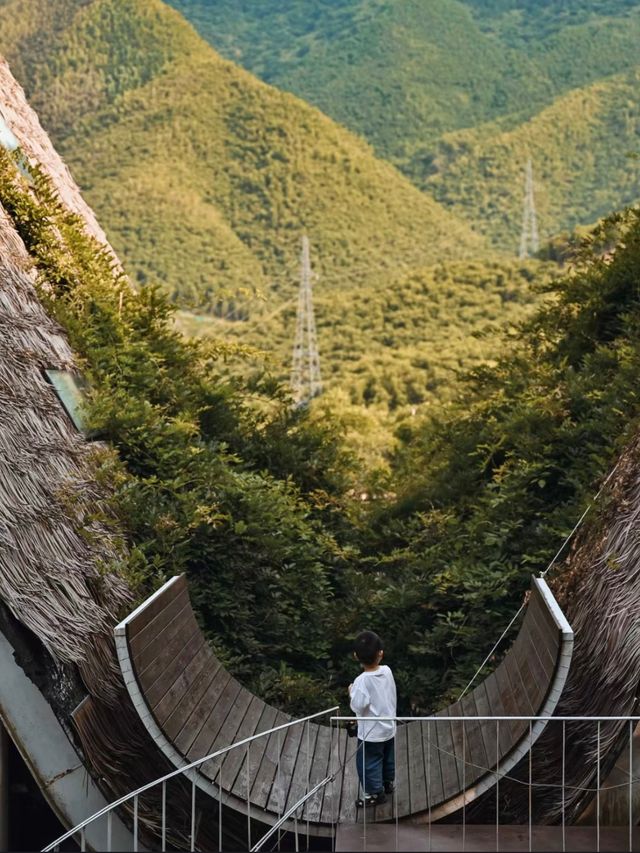 在夢境中醒來，竟然住進了森林童話樹屋…