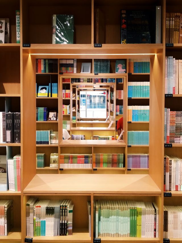 上海書店 | 光的空間新華書店