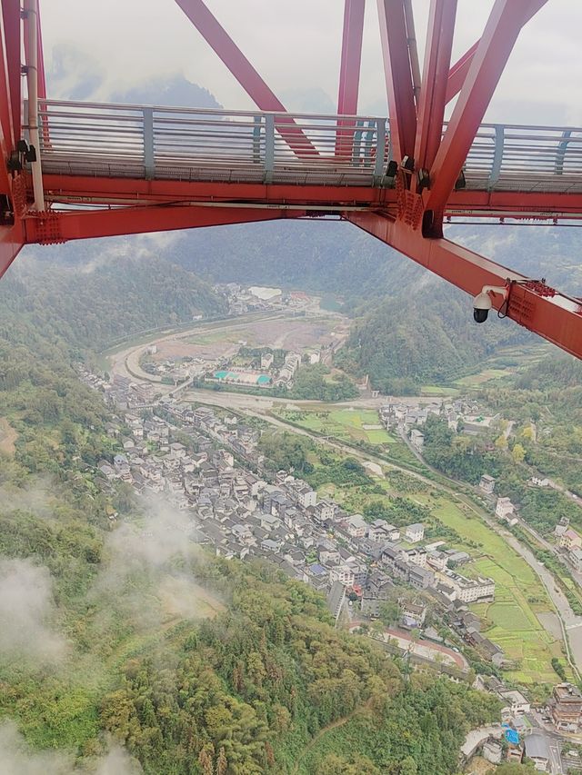 矮寨大橋如雲端