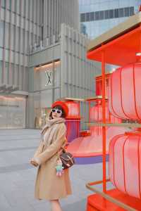 太震撼了徐家匯驚現中國紅的二龍戲珠