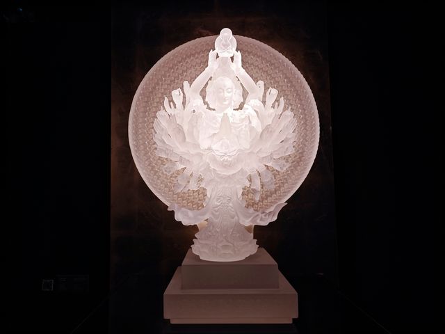 參觀上海琉璃藝術博物館，了解千手觀音和琉璃花作者的故事