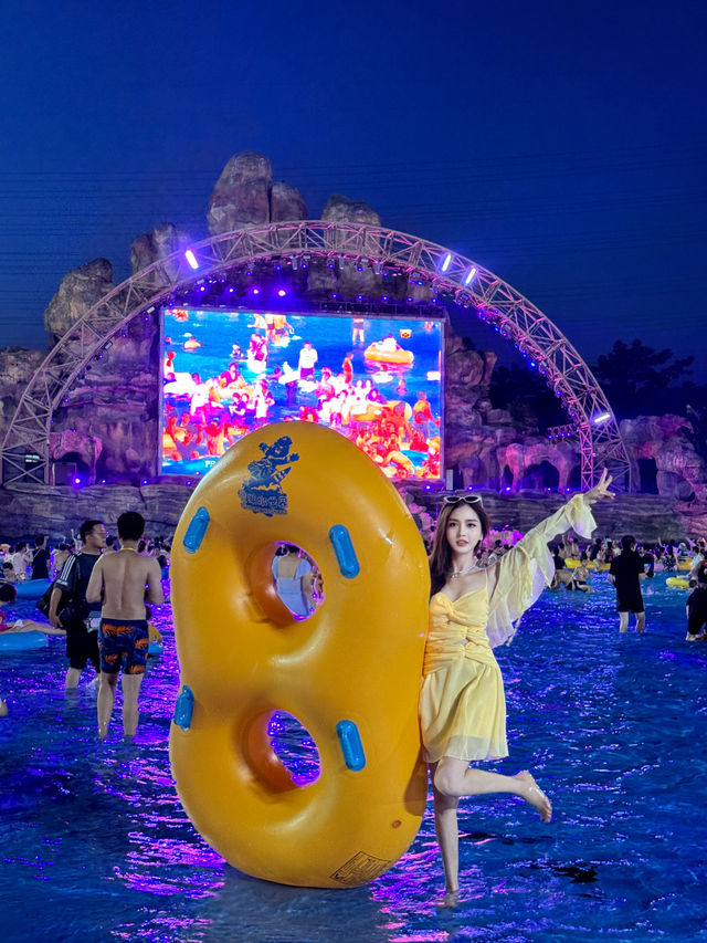 不准你們錯過這個水上樂園越夜越嗨