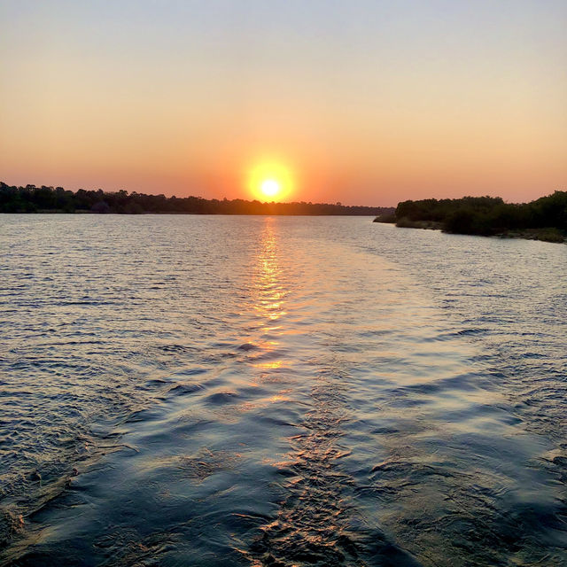 Sailing the majestic Zambezi 🇿🇼🇿🇲