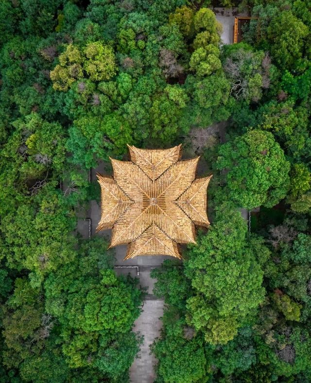 雲南昆明鳴鳳山金殿風景區丨體驗「衝冠一怒為紅顏」的心情。