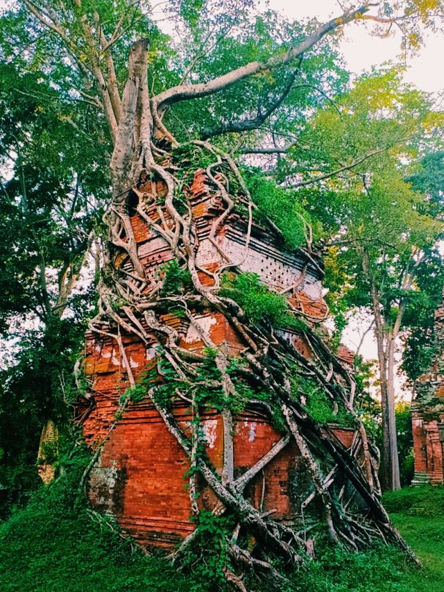 Prasat Pram: In The Possession of Jungle