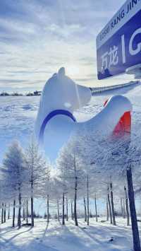 寶貝們享受山頂下雪萬龍滑雪場。