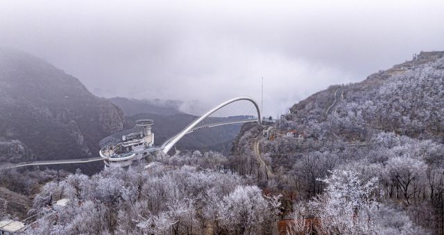 淄博潭溪山霧凇上演現實版冰雪奇緣