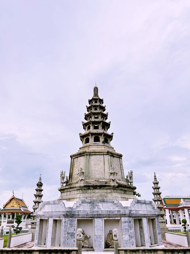 【バンコクの隠れた宝：カランヤナミット寺で中国とタイの融合を体験】**  