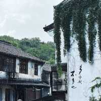 當烏篷船搖進倉橋直街，就來到了真江南