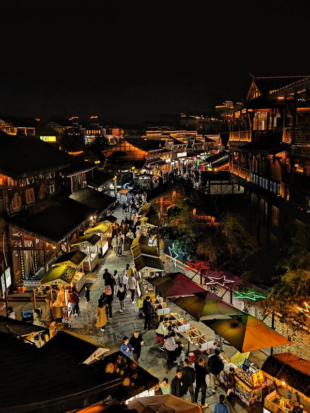 穿越河街夜逛古巷，煙火氣裏做場民國夢。
