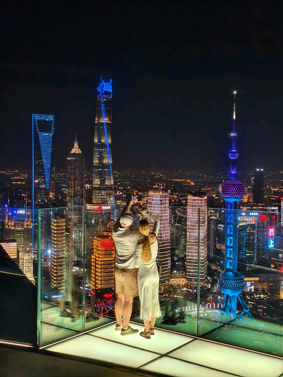 Di atas SMP Shanghai Magnolia Plaza terdapat apa yang tampaknya merupakan bekas helipad yang kini diubah menjadi dek observasi 360 derajat yang eksklusif dan dramatis!

Menjulang setinggi 1.050 kaki, "The Stage" adalah struktur berbentuk cakram yang mencolok dan tampak melayang di langit. Dek langit terbuka ini menawarkan pemandangan tak terbatas dari Pudong yang ikonik dan cakrawala kota. Ini bukan dek observasi biasa, sensasi berdiri di atasnya sangat mendebarkan sekaligus menakutkan!

Apa yang bisa diharapkan:
Bersiaplah untuk pendakian yang dramatis dan memacu adrenalin. Nikmati pemandangan yang tiada duanya sambil ditemani alunan musik DJ secara langsung. Anda juga dapat menyaksikan pertunjukan unik solo opera Tiongkok. Bar koktail juga tersedia bagi mereka yang ingin menikmati minuman.

Lokasi:
📍 SMP Shanghai Magnolia Plaza.
Akses melalui lantai bawah tanah LG1.

🎫 Amankan tiket Anda dengan memesan terlebih dahulu.