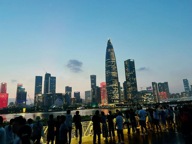 💫 人才公園燈光秀｜夜幕下的賽博龐克之城