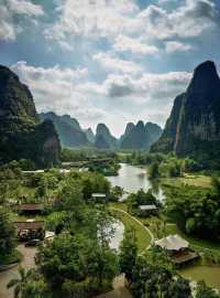 與頂奢為鄰，共飲一江水 在畫山雲野，我與頂奢酒店共享同一片山河 200米外，是像LV一樣存在的