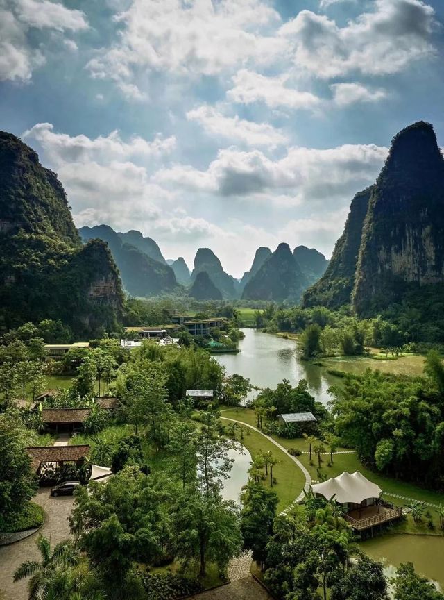 與頂奢為鄰，共飲一江水 在畫山雲野，我與頂奢酒店共享同一片山河 200米外，是像LV一樣存在的
