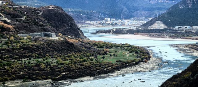 《藏南秋林裡：江波、雪峰與木屋的慢時光》