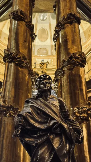 磚石堆砌院牆，神明點亮以光