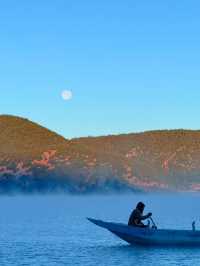 瀘沽湖晨霧絕了誰懂藍調時刻的美!拍出油畫大片