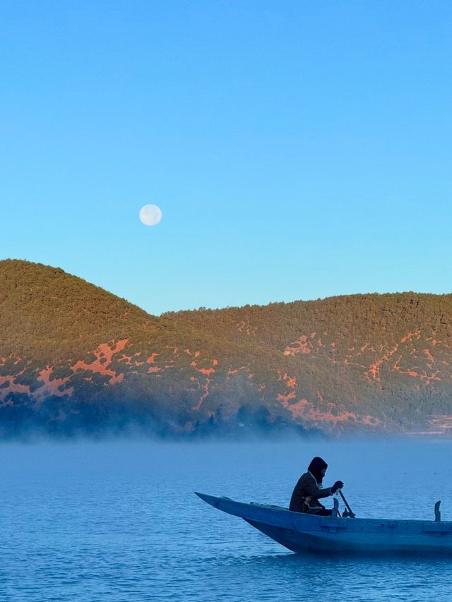 瀘沽湖晨霧絕了誰懂藍調時刻的美!拍出油畫大片 瀘沽湖晨霧絕了誰懂藍調時刻的美!拍出油畫大片