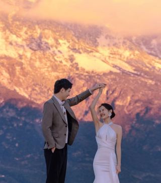 Lijiang's sunlit golden mountain wedding photos are so romantic, dancing under the snow-capped mountains!