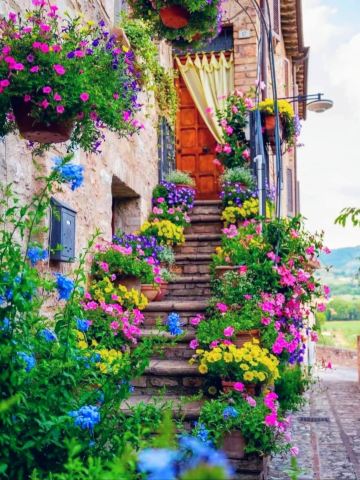 忘れられないイタリアの花の町スペッロと中世の街並み | Trip.com スペッロ