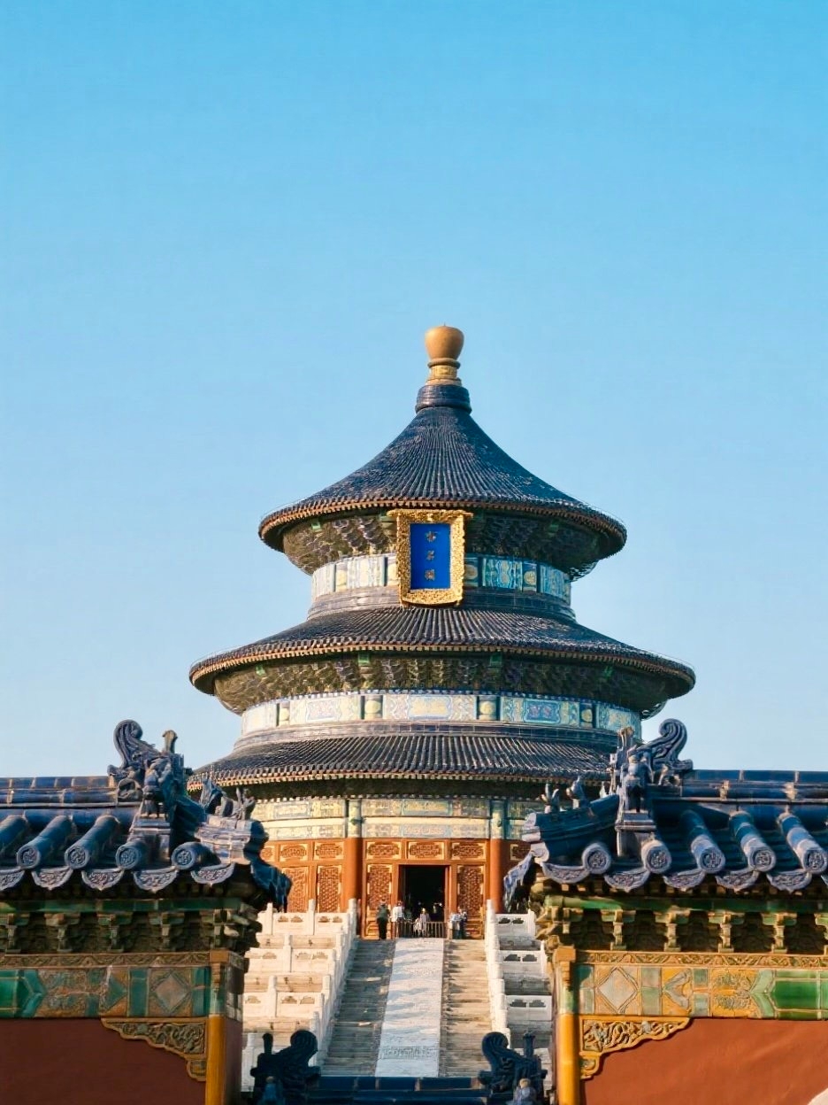 Awalnya saya mengira Beijing sudah sepenuhnya memasuki musim semi di bulan Maret, membawa banyak pakaian musim semi tipis untuk mengambil foto-foto indah, tetapi angin musim semi utara bukanlah main-main, hembusan angin saja sudah membuat menggigil, jaket tebal pun tidak cukup, pakaian musim semi tidak dapat menahan angin, sepanjang jalan leher terasa menyusut, pakaian langsung tertipu 🥶

✅ Objek wisata utama yang wajib dikunjungi (semua klasik di Beijing, tidak perlu menempuh jalan jauh)
1. Lapangan Tiananmen: Saksikan pengibaran bendera yang khidmat, rasakan perasaan tanah air, datang lebih awal untuk mendapatkan tempat duduk terbaik, pengalaman akan terasa maksimal
2. Kota Terlarang: Kompleks kerajaan dengan dinding merah dan ubin kuning, dengan tiga aula utama dan enam istana timur dan barat di sepanjang poros tengah, masing-masing menyimpan kisah sejarah
3. Istana Musim Panas: Taman kerajaan selangkah demi selangkah, Danau Kunming beriak, promenade yang dicat indah, Paviliun Dupa Buddha yang menjulang tinggi, pemandangan jauh yang sangat nyaman
4. Tembok Besar Badaling: Bukan Tembok Besar saja, naiklah ke bangunan utara untuk melihat pemandangan yang lebih luas, rasakan Keindahan jalan yang megah
5. Kuil Surga: Kuil Doa untuk fotografi, bangunan kuno yang khidmat dan beratmosfer, berjalan-jalan di taman, rasakan kehidupan lambat Beijing kuno
6. Gang Nangonggu, Shichahai: Berjalan-jalan di Hutong Beijing kuno, lihat dinding abu-abu dari ubin, rasakan perpaduan suasana kembang api dan sastra serta seni

✅ Makanan khas Beijing untuk dinikmati sepuasnya
1. Bebek Panggang Peking: Kulit renyah dan daging empuk tetapi tidak berminyak, digulung di atas pizza, mentimun bawang, satu gigitan sangat memuaskan
2. Mie Goreng Saus: Rasa klasik Beijing kuno, saus kaya, dicampur dengan sayuran, setiap mie dicelupkan ke dalam saus
3. Shabu-shabu Panci Tembaga: Shabu-shabu daging domba segar dengan kuah bening, dicelupkan ke dalam saus wijen, hangat dan sangat cocok untuk cuaca awal musim semi
4. Rebusan, gulung keledai, kuning kacang polong: coba camilan otentik Beijing kuno, kombinasi manis dan asin, asap dan api

✅ Berpergian sangat nyaman
1. Jaringan metro mencakup semua atraksi utama, tidak ada kemacetan, 1. Kecepatan tinggi, pilihan utama untuk perjalanan kota
2. Distribusi objek wisata yang terpusat di kota, rencanakan rute terlebih dahulu, dapat dengan mudah berjalan kaki ke 2-3 objek wisata sehari, tanpa perlu memutar
3. Area hutong cocok untuk bersepeda, berjalan santai melalui jalan-jalan dan gang-gang, rasakan pesona unik Beijing kuno

✅ Rekomendasi akomodasi
Lokasi East City dan West City dekat dengan kereta bawah tanah lebih disukai. Anda dapat mencapai Kota Terlarang, Lapangan Tiananmen, dan Kuil Surga dengan berjalan kaki

✅ Pengingat bermain di bulan Maret
Udara berangin dan kering di awal musim semi, bawalah jaket tahan angin + perlengkapan pelembap, lakukan perlindungan yang baik; perbedaan suhu pagi dan malam, hangat di siang hari dan sedikit sejuk di malam hari, tambahkan pakaian tepat waktu; Bunga-bunga Beijing di bulan Maret bermekaran secara bertahap, fotografi di taman menciptakan suasana musim semi yang luar biasa