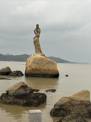 4-10月，去珠海澳門玩個痛快！去澳門嘅氹仔島，睇圓明新園，逛日月貝廣場，食蛋撻、牛雜河粉……仲可以喺香