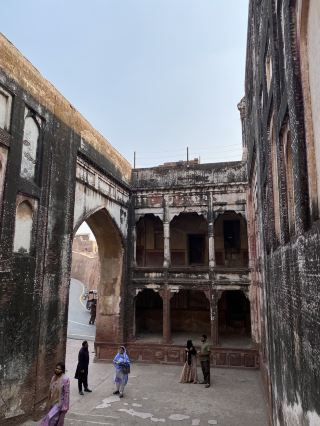 When you think of Lahore, Pakistan, the magnificent historical buildings of the old city immediately come to mind. The highlight of the trip is undoubtedly exploring Lahore Fort! Not only is it a UNESCO World Heritage Site, often called the "Forbidden City of Pakistan," its architecture is a fusion of Central Asian, Indian, and European styles. The fort's gardens, arched porticoes, and the sky above where pigeons soar make it a dream destination for photo enthusiasts, whether for close-ups or panoramic views. However, to fully enjoy the experience, be mindful of your physical condition and equipment, especially under the scorching sun!

🎫 Attraction Introduction + Tips and Tested Experience Lahore Fort is located in the heart of the "Walled City of Lahore." From the buildings themselves to every garden, palace ruin, and carved doorway, everything is steeped in history. The entrance fee is 1000 rubles; visitors must purchase a ticket to enter, so remember to have enough cash on hand. The fort area is enormous. Please arrive between 9:00 AM and 5:00 PM. It's recommended to arrive early, as there are fewer people and the weather is slightly cooler in the morning, allowing for more natural photos without being blocked by others, creating a harmonious and relaxing atmosphere.

Recommended must-see attractions:

1. Sheesh Mahal (Crystal Palace) – The mirrored design here is breathtaking, shimmering with dreamlike light and shadow under the sun. Be sure to allow time to admire and photograph it.

2. Alamgiri Gate – A majestic and ancient gate, the iconic entrance to Lahore Fort. It looks incredibly impressive from a distance.

3. Palm Palaces (Diwan-e-Khas & Diwan-e-Aam) – These two palaces are filled with exquisite Mughal-era carvings and Eurasian influences. Visitors can relax on the stone benches and feel as if they've stepped back in time.

4. Lahore Fort Gardens and Grand Gardens – In spring, the gardens are ablaze with flowers, and on a nice day, it's hard to stop walking. Those who love leisurely strolls will love it.

📸 Tips + Practical Guide: The fort area is vast. If you want to slowly appreciate the architecture and take photos, you'll need 3-5 hours. Hiking boots or sneakers are recommended; don't try to look good in high heels. Food options are limited; there's only one small shop near the entrance selling large bottled water and simple snacks (like chips). It's advisable to bring your own snacks/sandwiches and plenty of water. Summers are extremely hot, so don't underestimate the sun; sunscreen, a hat, and an umbrella are essential!

🫶 Experience Local Hospitality: Don't be surprised if someone offers you food or drinks. Pakistanis are very hospitable and often share their culture with foreign tourists, actively engaging in conversation. If you encounter friendly locals, don't hesitate to say hi.

📍 Address: H8Q7+56P, Fort Rd, Walled City of Lahore, Lahore, Pakistan

🕘 Opening Hours: 09:00-17:00 year-round

🚕 Transportation Suggestions:
Take a taxi from the city center. Using a ride-hailing app is safer and more convenient. The entrance to the Old City is just outside the fort. Exploring the nearby traditional market and prayer mosque on foot is also a great experience. (If you have enough time, consider setting aside half a day or more to explore the Old City.)

🍽️ Dining Tips: There aren't many restaurants inside the fort. It's recommended to eat a full meal before entering, or bring snacks or bread. To experience local food culture, try Lahore's specialties at restaurants and teahouses around the city after your visit. We recommend the famous Pakistani Chai (milk tea) and traditional flatbread – very authentic!

#LahoreTourism #LahoreFort #PakistaniWelfare #WorldCulturalHeritage