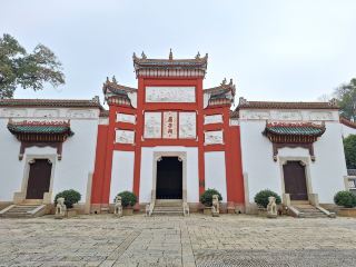 首先車子準時到集合點，然後導遊點名後，十多位團友出發，導遊很詳細先講解今天行程和細節，行程跟章程是一