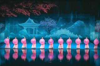 A Night Tour Guide to Shanghai Romance Park.