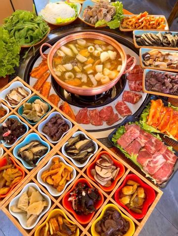 #DechangFood #HaihuagouTour #LiangshanFood Come to Haihuagou in Dechang for some fresh air and hiking, and for dinner, head to [Free Bird BBQ & Mushroom and Bamboo Stew] – a hidden gem in the mountains!