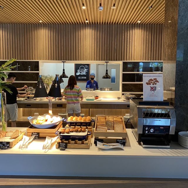 Breakfast at EAT OZO นอร์ธพัทยา 🥗🥪🥞🍳☕️