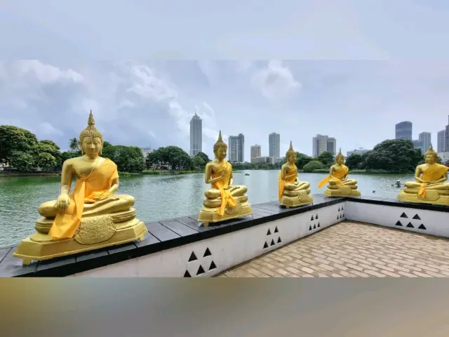 Seema Malakaya, Serene Temple on floating platforms 