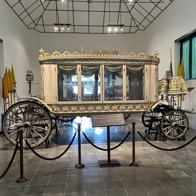 A museum filled with coaches on exhibits