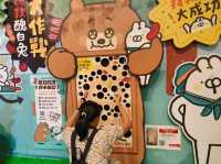 高雄夢時代-免費貼圖特展🎀|醜白兔的森林奇遇|（可可愛愛探險去）