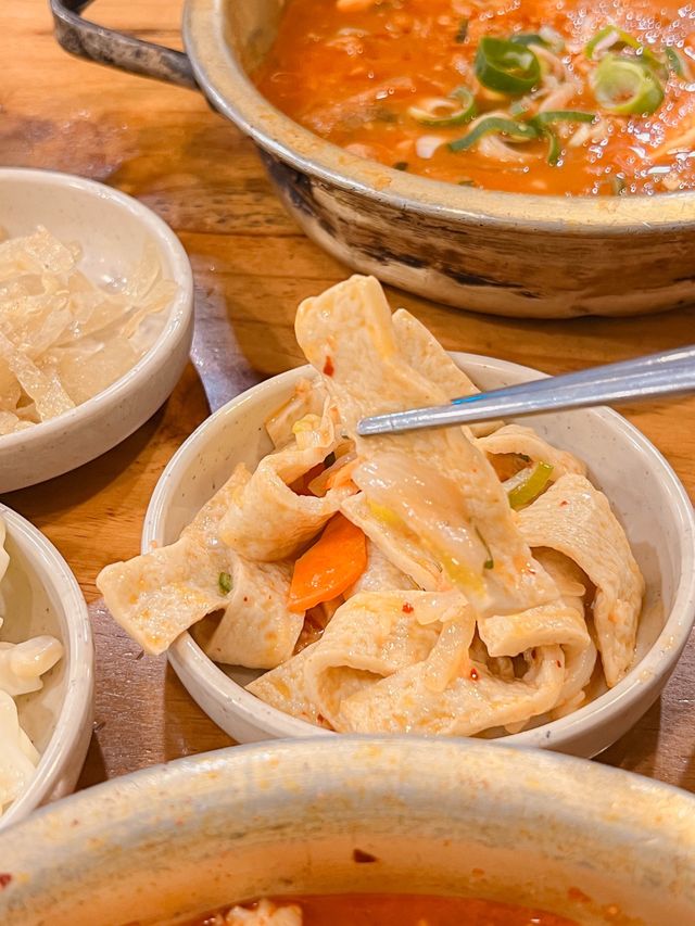 首爾新沙洞著名泡菜鍋，忘不了的味道！😍