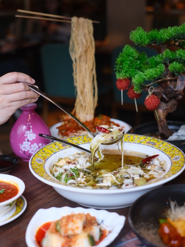 「本地人最愛的酸菜魚，豐盛又好味！」