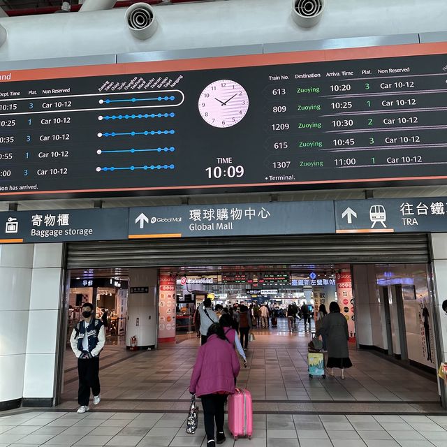 高鐵左營站很熱鬧，而且還直通很多交通工具非常的適合