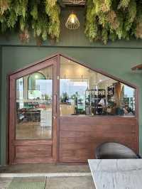 233 Poshtel คาเฟ่ บาร์ และที่พัก