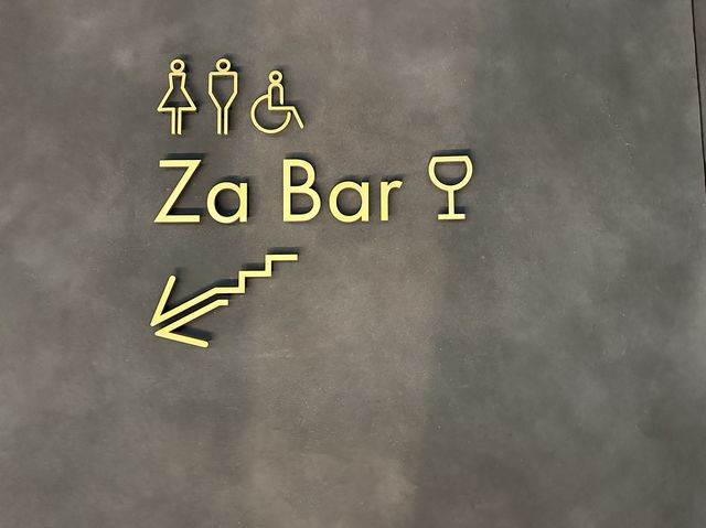 新宿・歌舞伎町。劇場内カフェ＆バー『Za Bar』(東急歌舞伎町タワー)