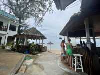 นอนโฮสเทลติดทะเลสุดฟินที่ Tiki beach พะงัน