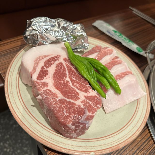 分厚すぎっ！炭火で焼く美味なお肉！