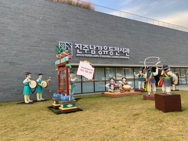 1년 내내 유등을 볼 수 있는, 진주 남강 유등 전시관