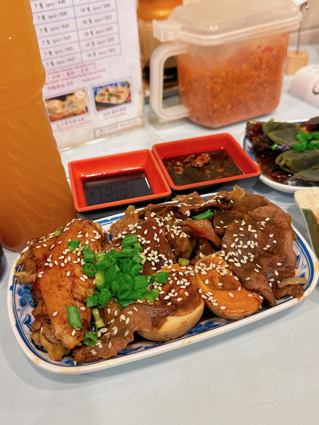 秋冬最鍾意就係食湯餃/湯麵，今晚同朋友揀左人氣大熱既「豐信餃子店」，晚市時間超受歡迎，大排長龍，大家想食鮮味十足既餃子，記得早d 黎攞位啦～