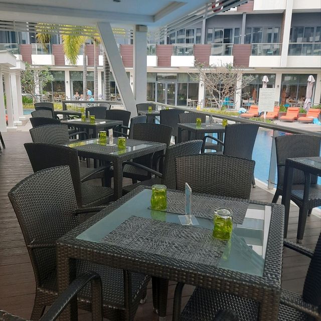 CHAMBERY POOL BAR: REFRESHING EXPERIENCE